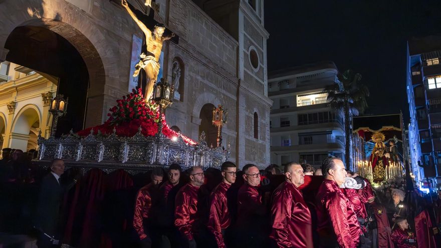 Aquí las imágenes de la Procesión del Silencio de Jueves Santo de Torrevieja 2025 con el Cristo de los Salineros