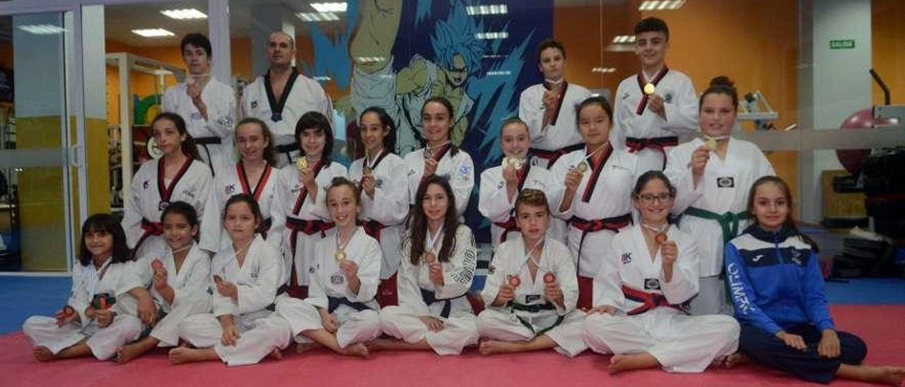 Los representantes vilagarcianos en la cita riveirense, con sus medallas. // Noé Parga