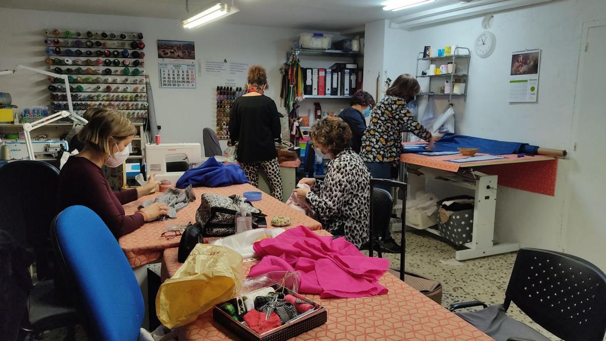 Algunas de las integrantes de la Asociación de Costureras, en el taller de la profesora Mercedes Fonseca.