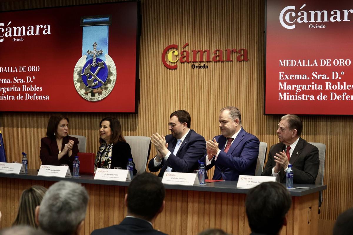 EN IMÁGENES: Margarita Robles recibe la Medalla de Oro de la Cámara de Comercio de Oviedo EN IMÁGENES: Margarita Robles recibe la Medalla de Oro de la Cámara de Comercio de Oviedo