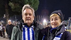 Paco y Lourdes, dos aficionados de la Real Sociedad en el Camp Nou