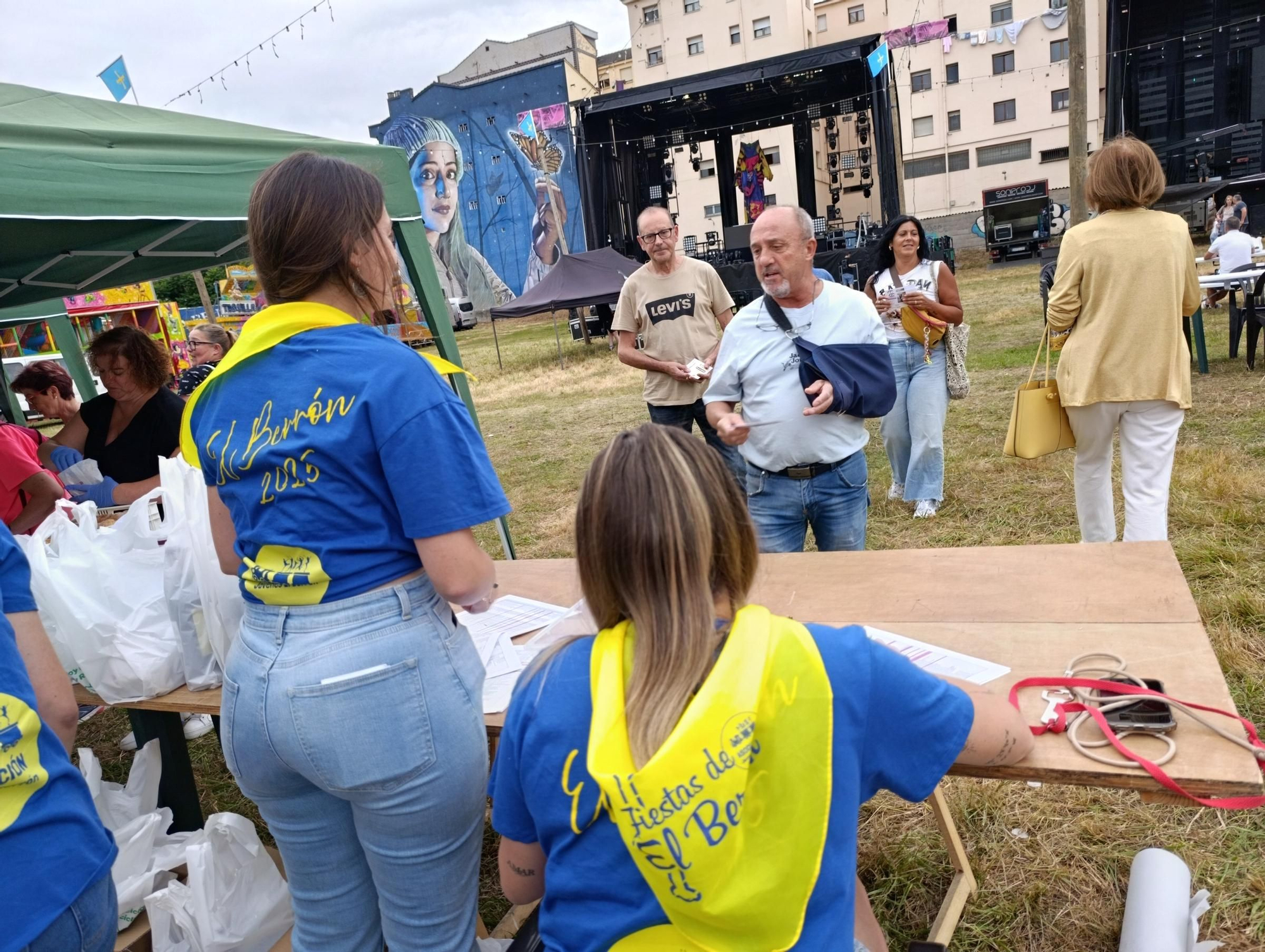 Mesa y mantel para más de mil personas en las fiestas de El Berrón