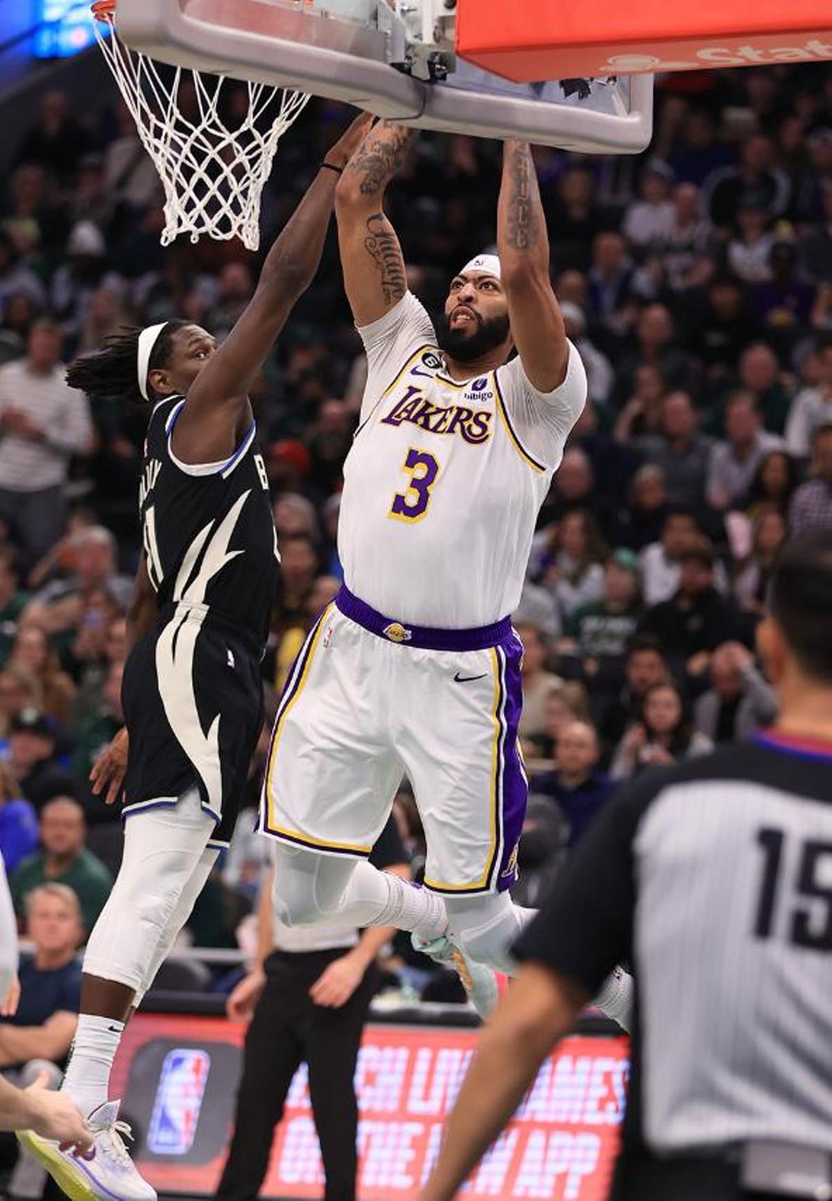 Anthony Davis durante el partido contra los Bucks.