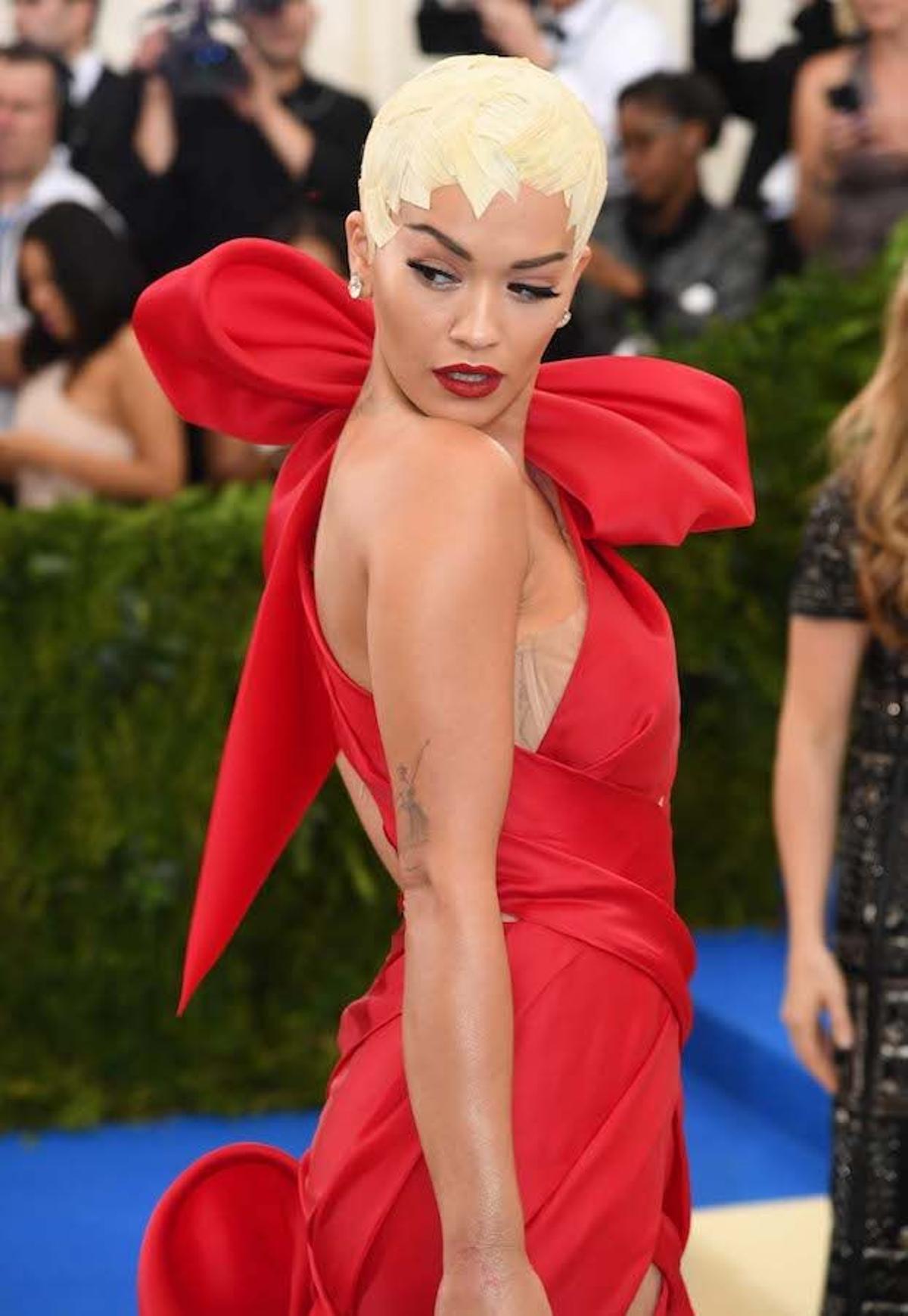 Los mejores looks de belleza de la Gala Met, Rita Ora