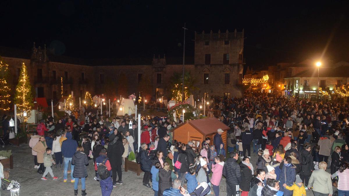 La Praza de Fefiñáns durante la noche del encencido del alumbrado navideño, el pasado 1 de diciembre¡.