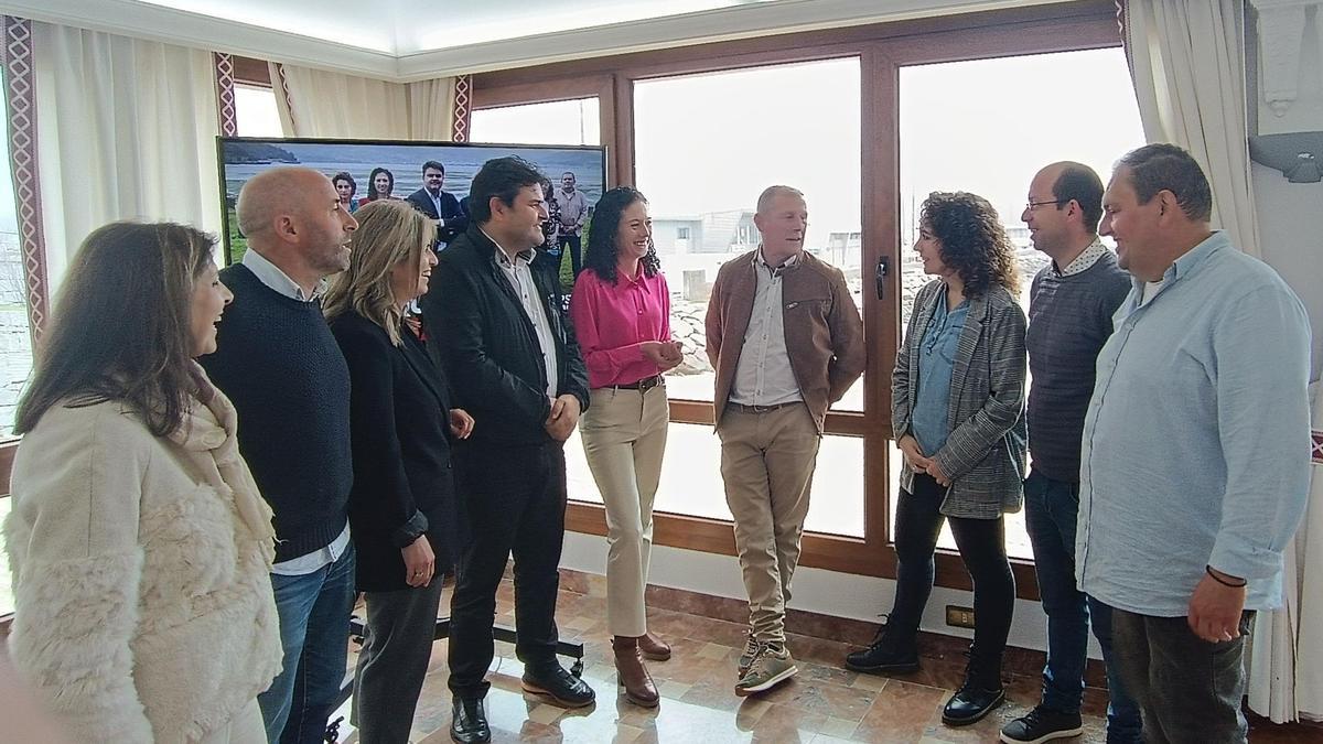 Agís, con las personas que encabezan la candidatura electoral del PSdeG-PSOE de Poio.