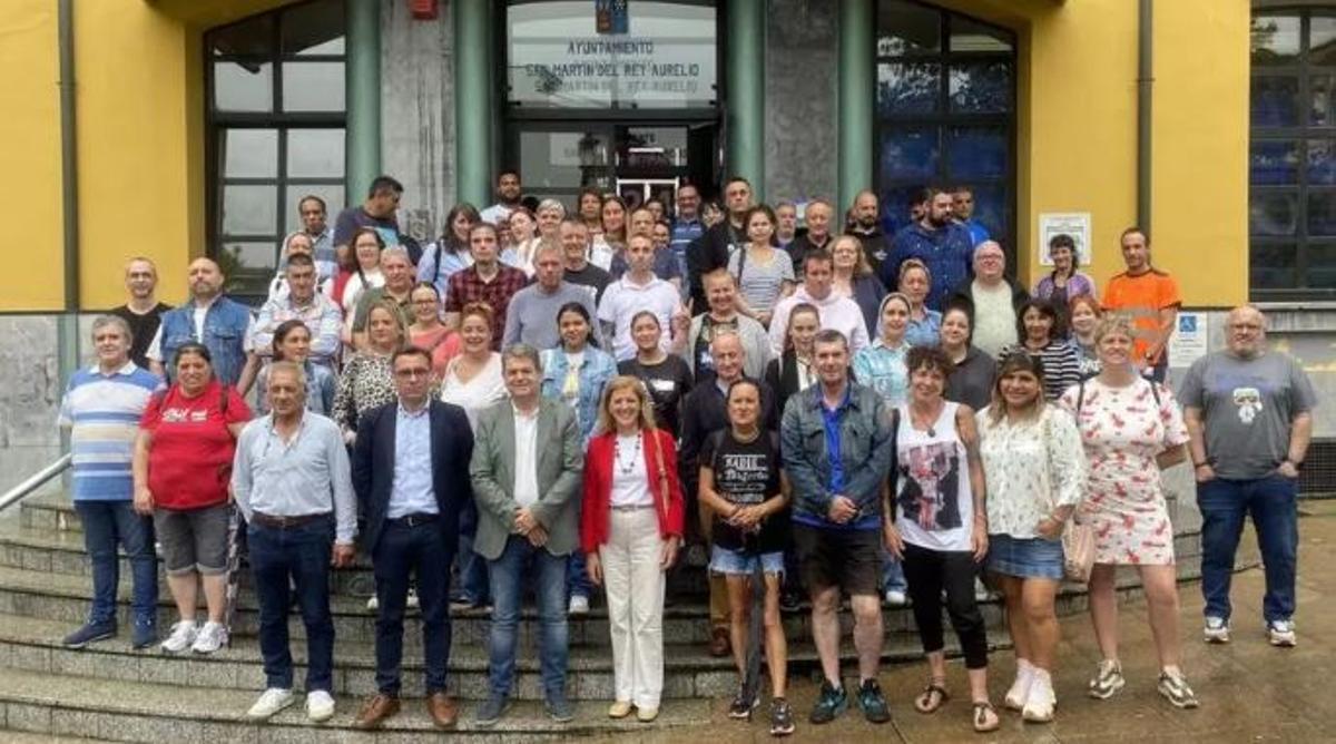 Participantes y monitores del programa de empleo con el alcalde, en primer fila tercero por la izquierda