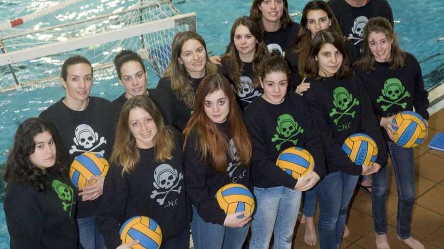 El equipo femenino de waterpolo del Club Natación Coruña posa en la piscina del INEF.