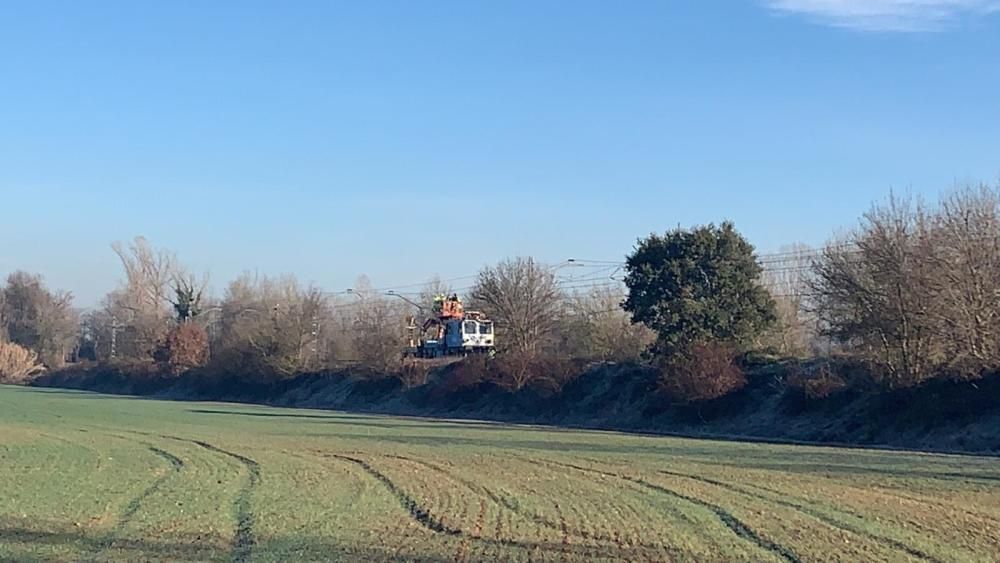 Tècnics d'Adif treballant a la zona afectada per l'incendi