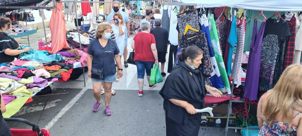 Gran afluencia de público al mercado de Vilagarcía