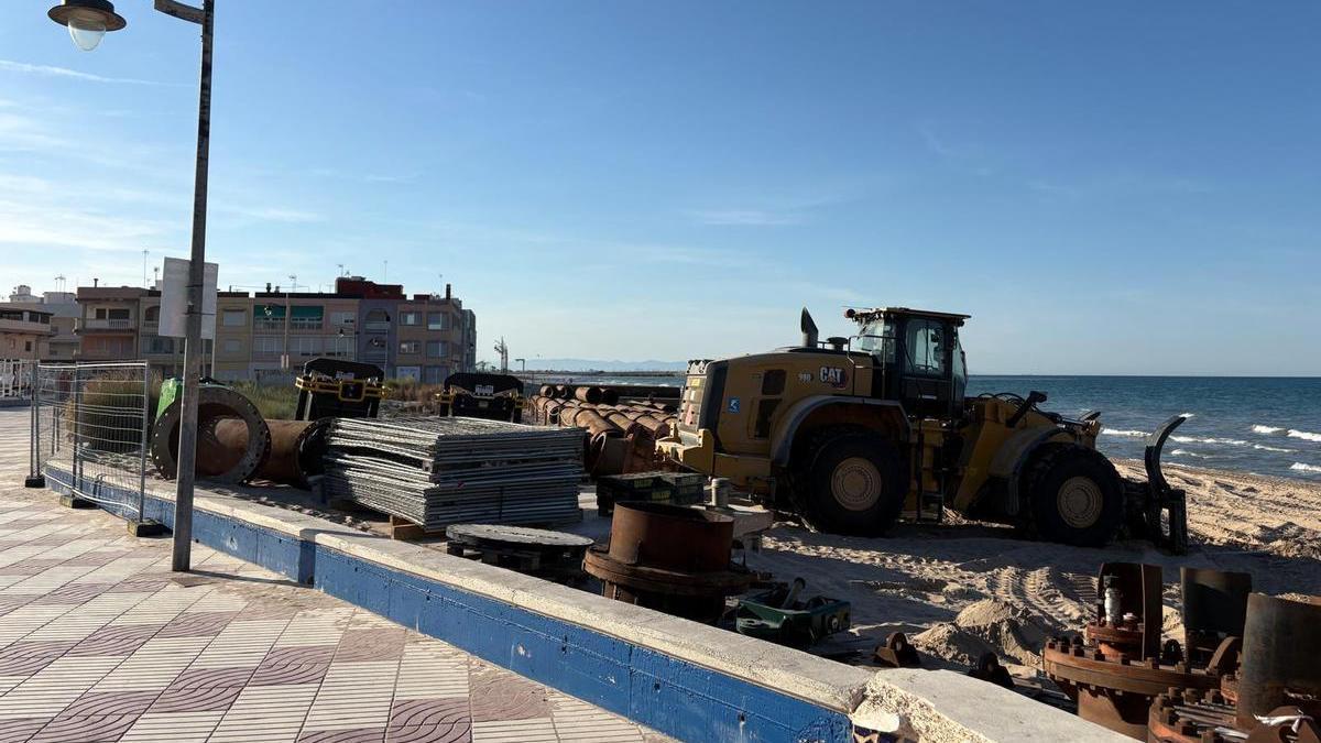 La presencia de maquinaria pesada en los trabajos de regeneración obligará a cerrar las playas de Sueca.