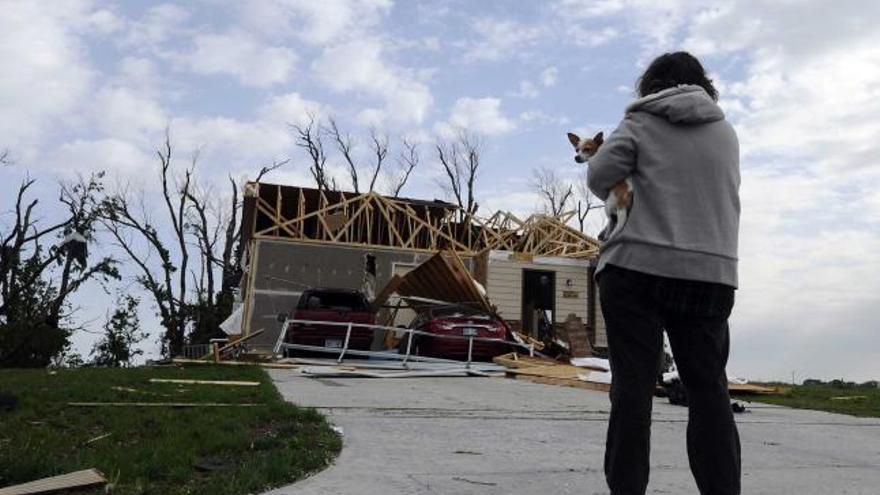 Una mujer observa los destrozos en su casa, ayer, en Wichita (Kansas).