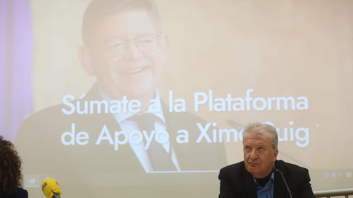 El impulsor de la plataforma de apoyo a Ximo Puig, Gerardo Muñoz, durante la presentación.