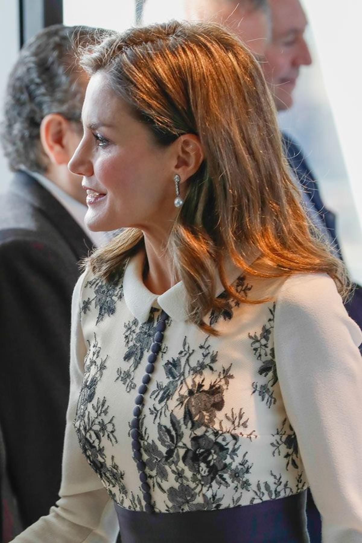 Detalle de los pendientes de Letizia Ortiz con vestido de Felipe Varela