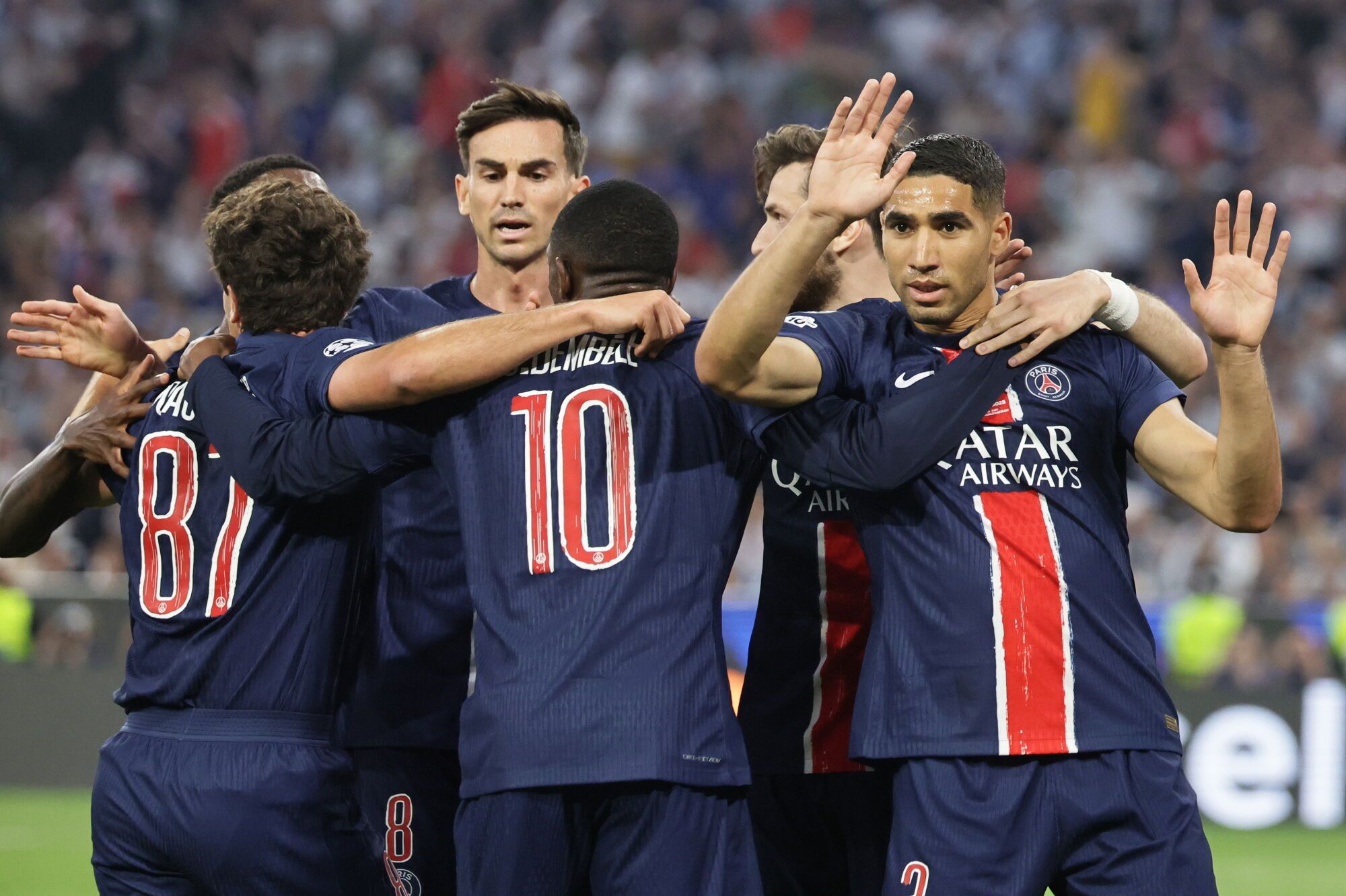 Munich (Germany), 31/05/2025.- Achraf Hakimi (R) of PSG celebrates with teammates after scoring the opening goal during the UEFA Champions League final between Paris Saint-Germain and Internazionale Milano in Munich, Germany 31 May 2025. (Liga de Campeones, Alemania) EFE/EPA/RONALD WITTEK
