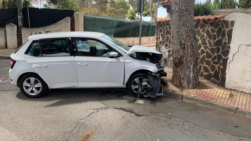 Un vehículo pierde el control en una zona residencial de El Campello y se empotra contra un árbol