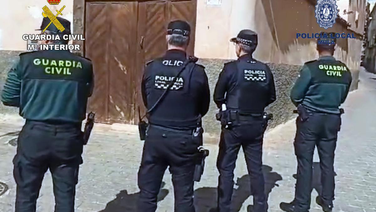 Policías de Mula y agentes de la Guardia Civil, el día del desalojo.