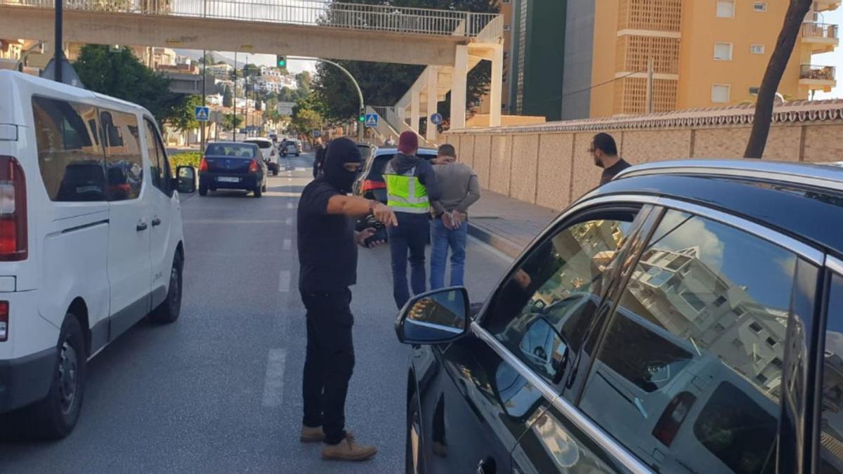 Un agente se lleva detenido al holandés en la avenida de las Gaviotas, en Fuengirola.