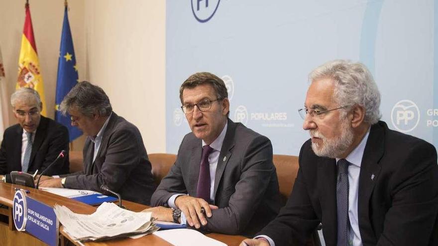 Conde -izda.-, Puy, Núñez Feijóo y Santalices, ayer en una reunión del PP en el Parlamento. // O. Corral