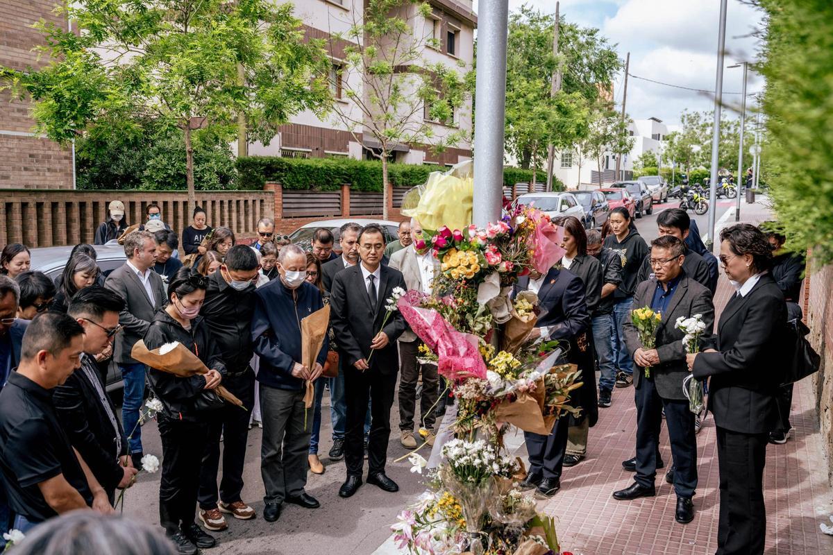 Acto en homenaje a la mujer asesinada en Esplugues con la presencia del padre de la víctima, que ha viajado desde China