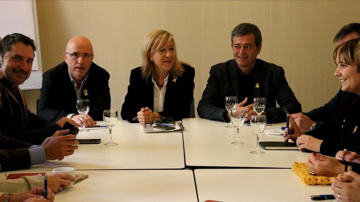 La ejecutiva de la AMI reunida esta mañana en la Llibreria Laie.