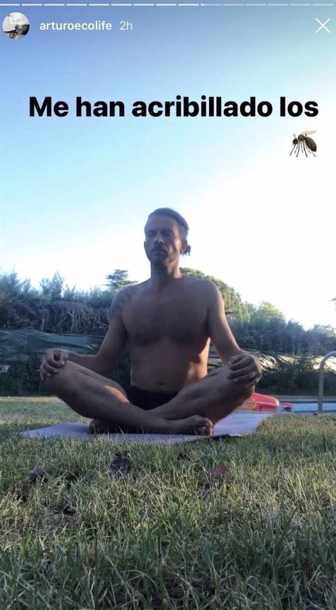 Arturo Requejo haciendo yoga