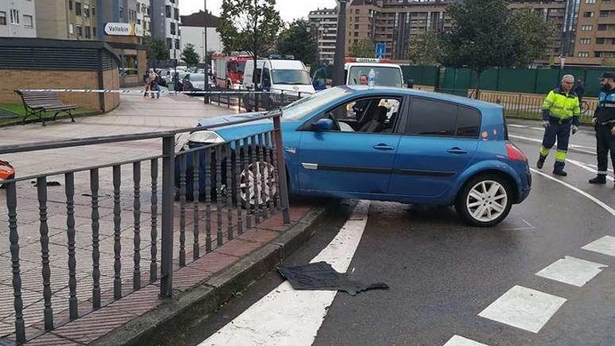 El vehículo emprotrado contra la valla.