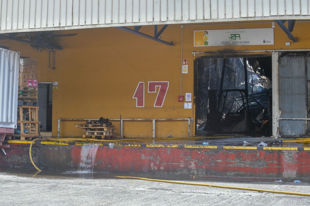 Bomberos de Las Palmas de Gran Canaria controlan el incendio de una nave multiusos en Mercalaspalmas