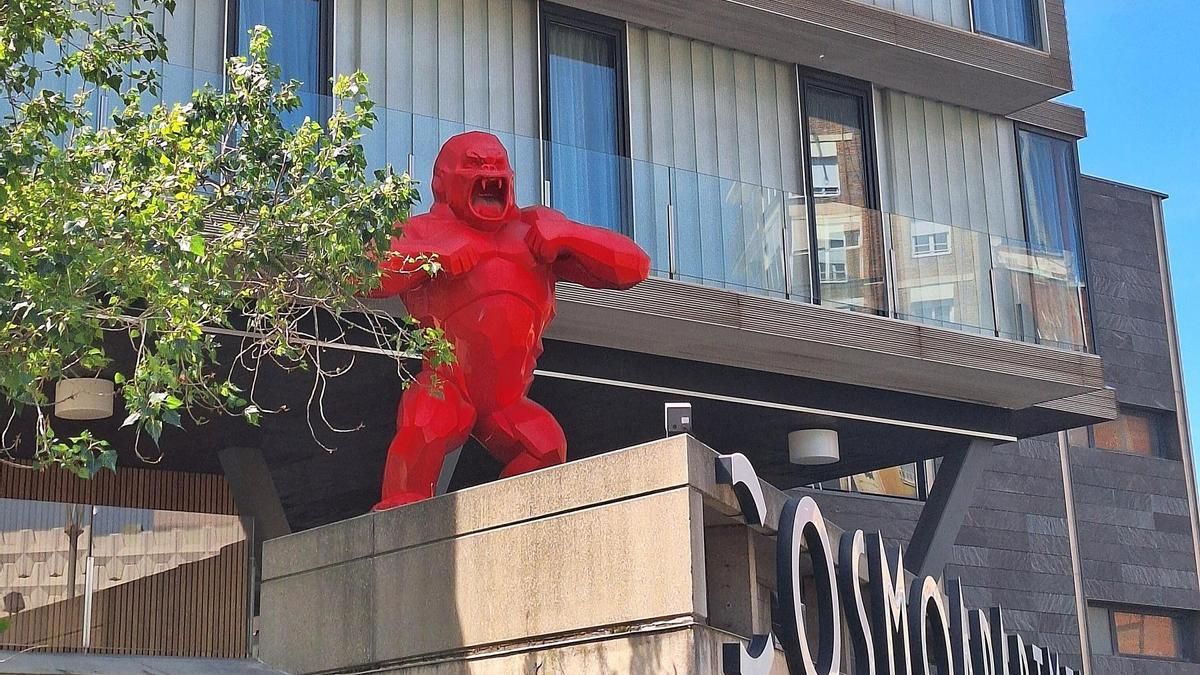 La escultura 'Wild Kong', un gran gorila rojo en los apartamentos Cosmo de Sants