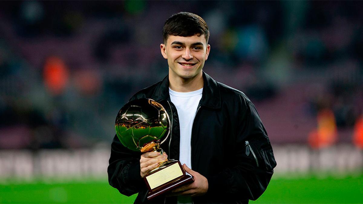 Pedri enseña el Golden Boy a la afición del Camp Nou antes del partido ante el Elche