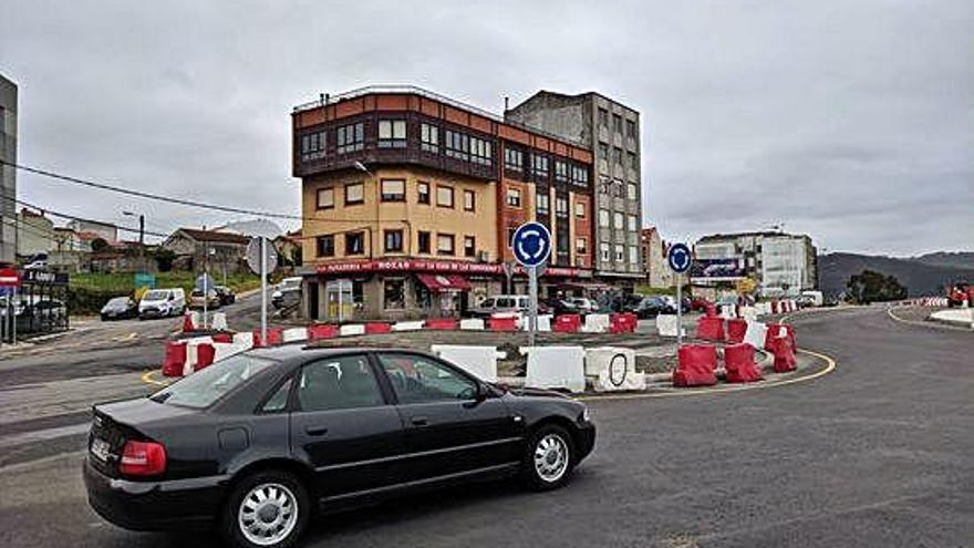 Nueva rotonda habilitada en la obra de la avenida de Fisterra de Arteixo.