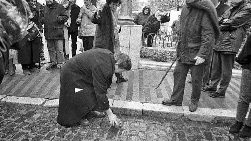 Armangué retirant la primera llamborda a l&#039;inici de les obres de reforma i millora de la Rambla, amb Alfons Gumbau i Lourdes Nogué, rodejats de periodistes i tècnics el 2002