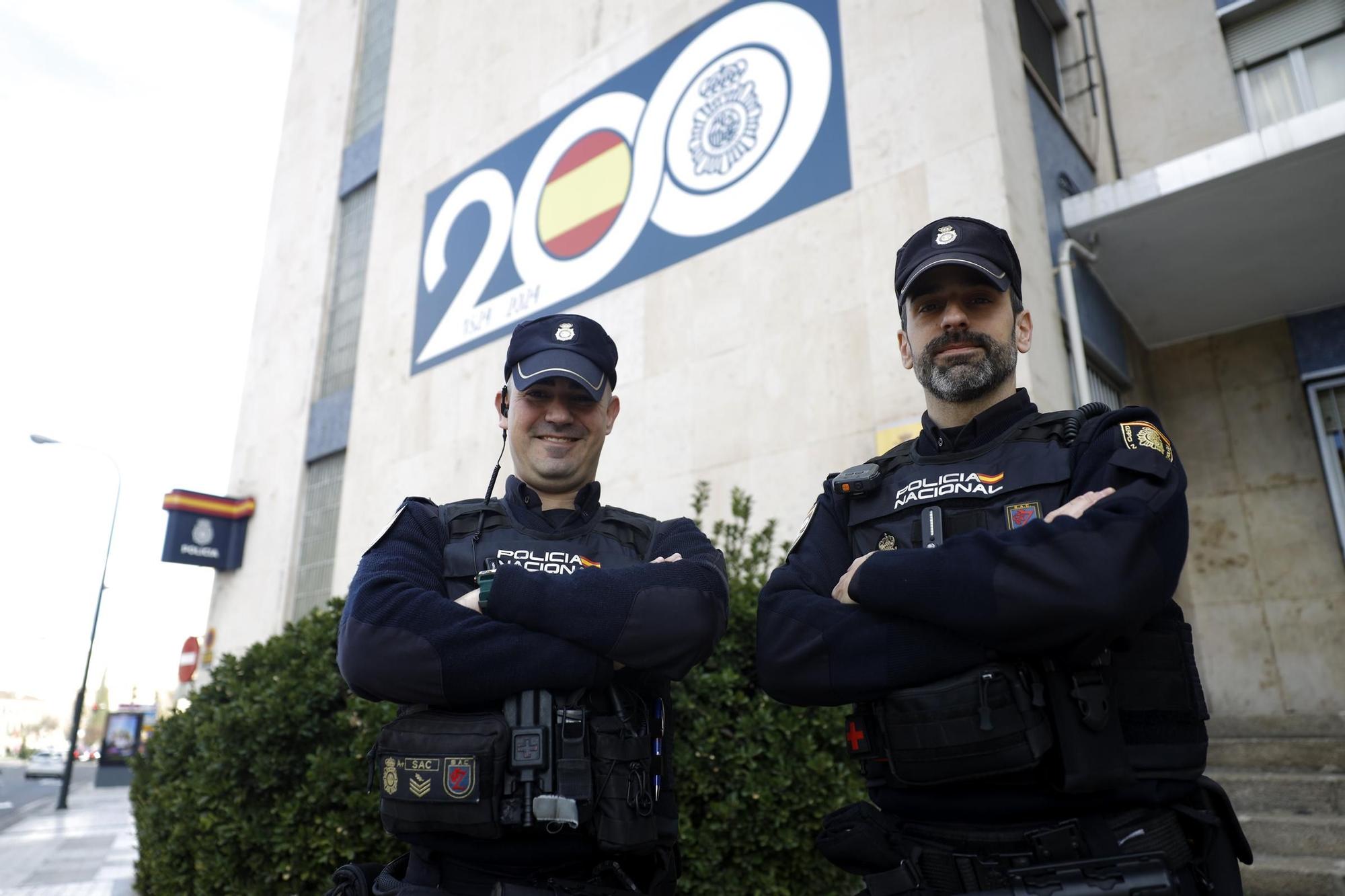 Jonathan y Miguel, a las puertas de la Jefatura Superior de Policía de Aragón.