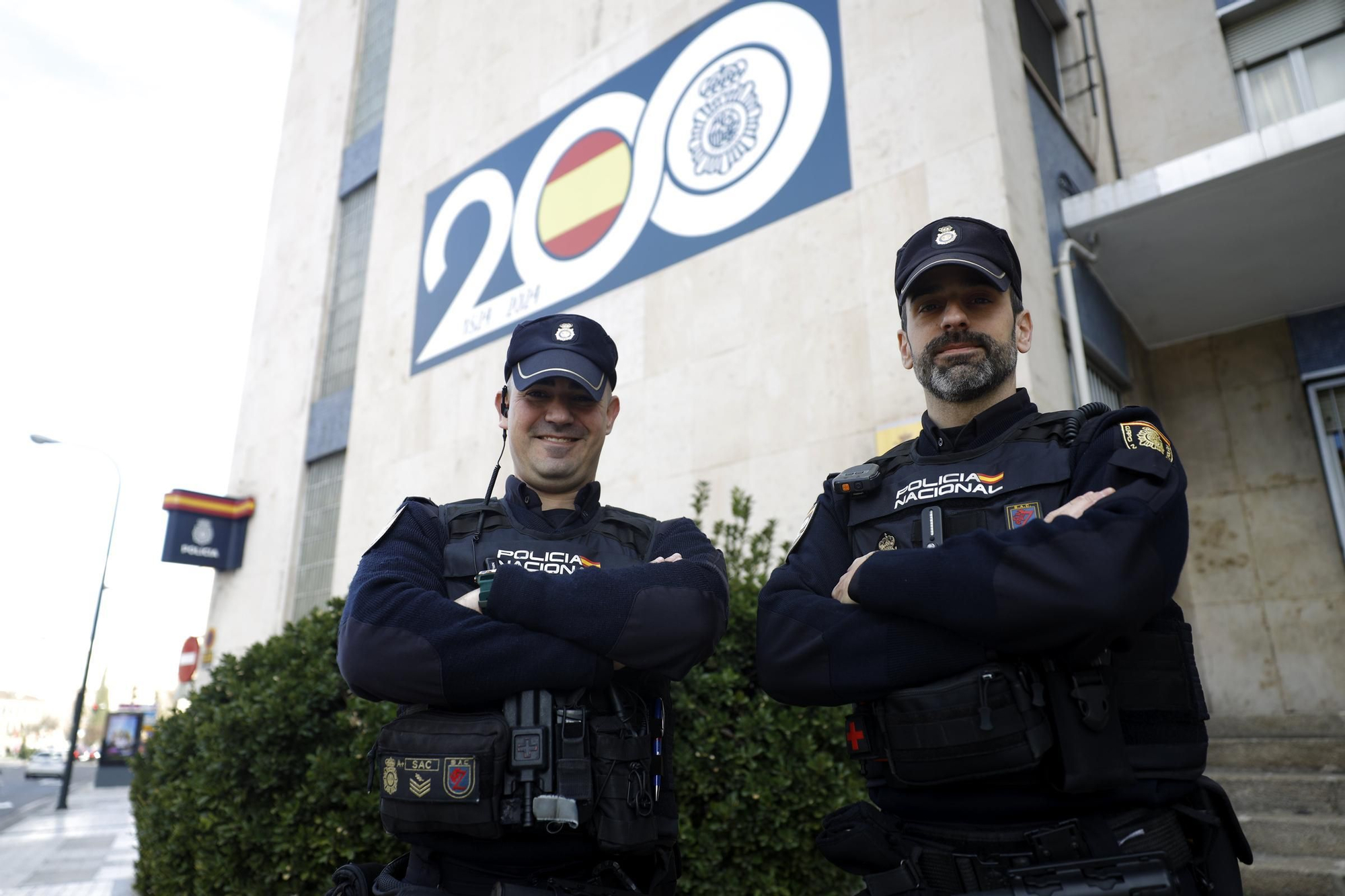 Jonathan y Miguel, a las puertas de la Jefatura Superior de Policía de Aragón.