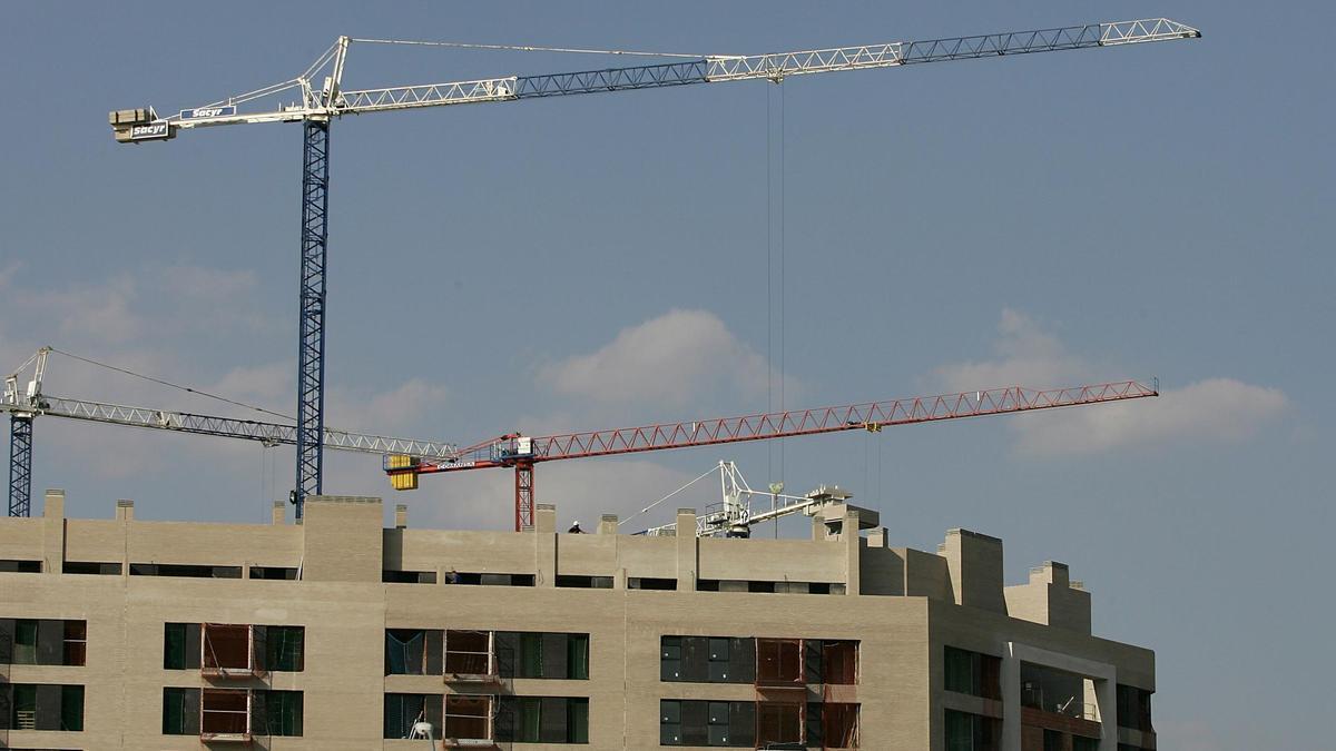 Un edificio de viviendas en construcción.