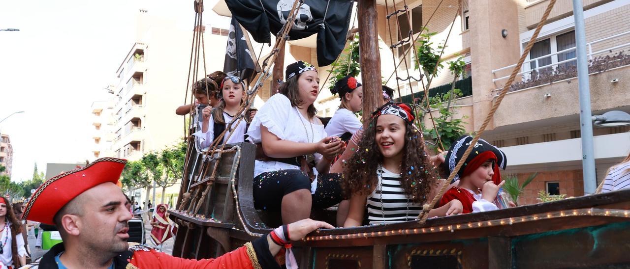 Vila-real exhibeix tradicions i sentit de l’humor en una multitudinària cavalcada