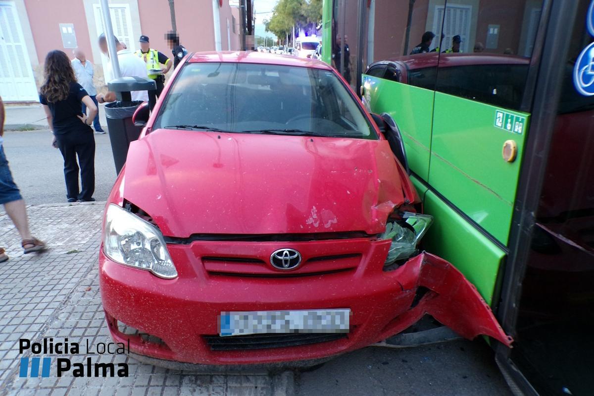 El coche siniestrado, tras la colisión con el autobús.