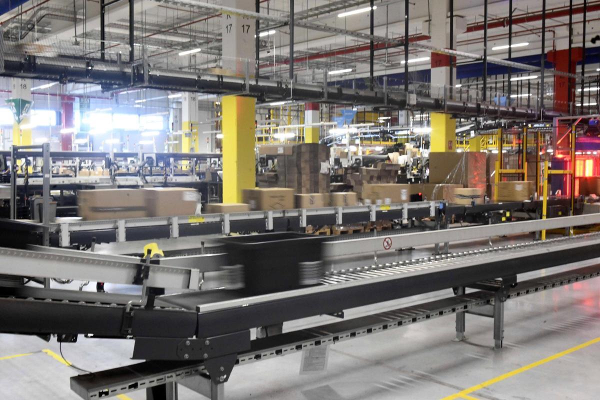 Así es por dentro el centro logístico de Amazon en Murcia