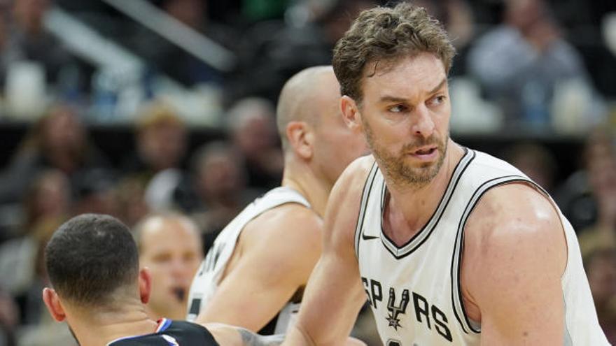 Pau Gasol, durante un partido con los Spurs.