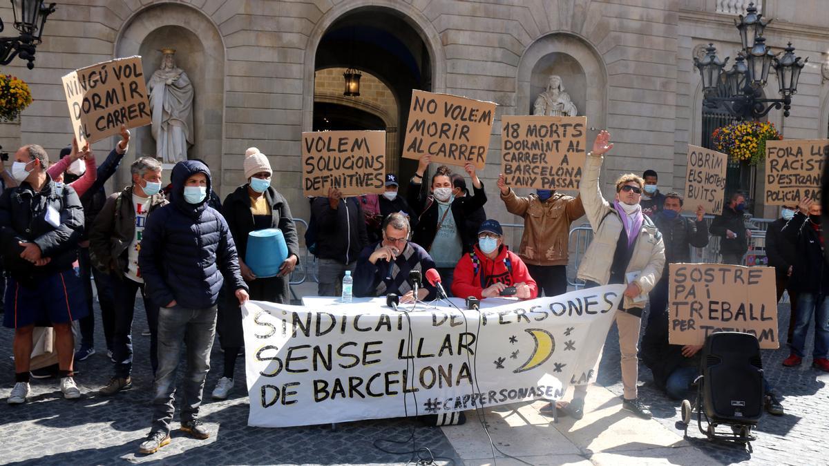 Roda de premsa de presentació del Sindicat de persones sense llar de Barcelona a la plaça Sant Jaume de Barcelona, el 18 de març del 2021. (Horitzontal)