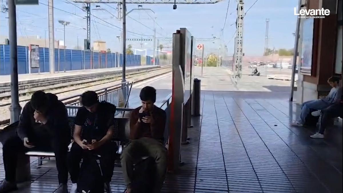 Los usuarios de ferrocarril de Alzira lamenta la suspensión de trenes por la 'mascletà' de València