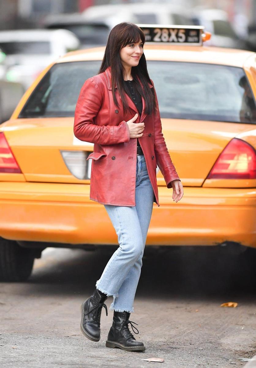 Dakota Johnson en la grabación de su próxima película 'Madame Web' en Nueva York