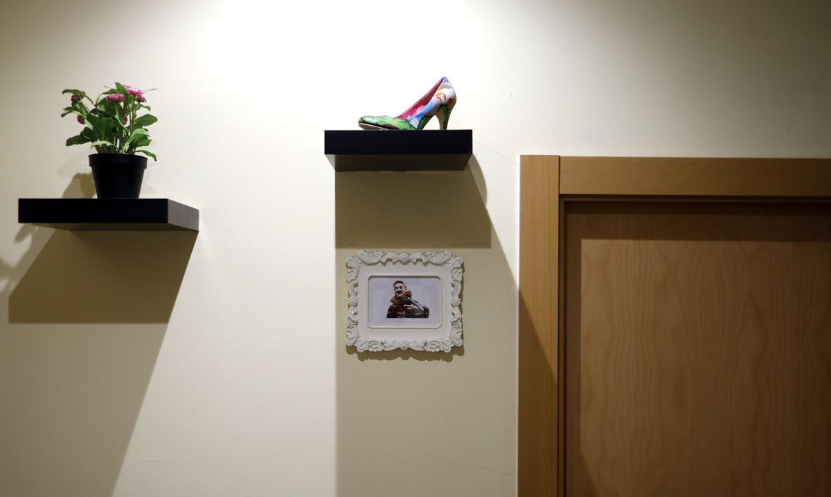 Cuadro de Kaseo en la entrada del baño de caballeros del filantropía