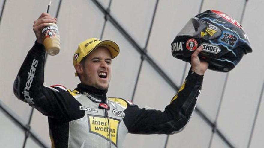 Luthi vence en Moto2; Espargaró, líder