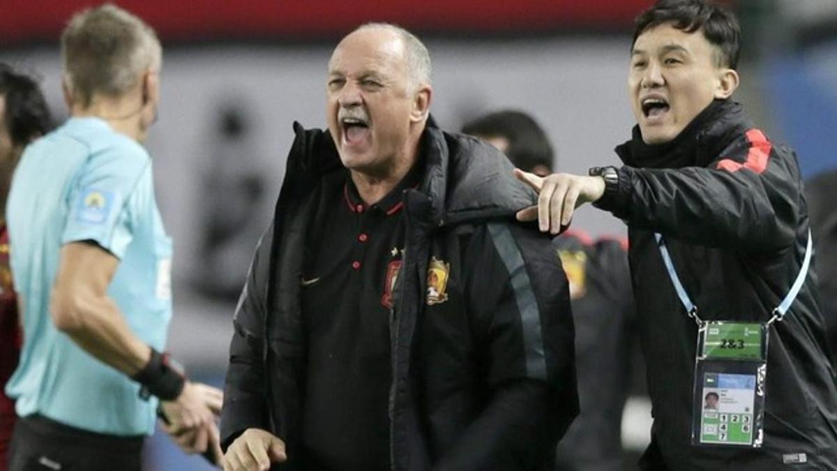 Scolari celebra el gol del triunfo de Paulinho.