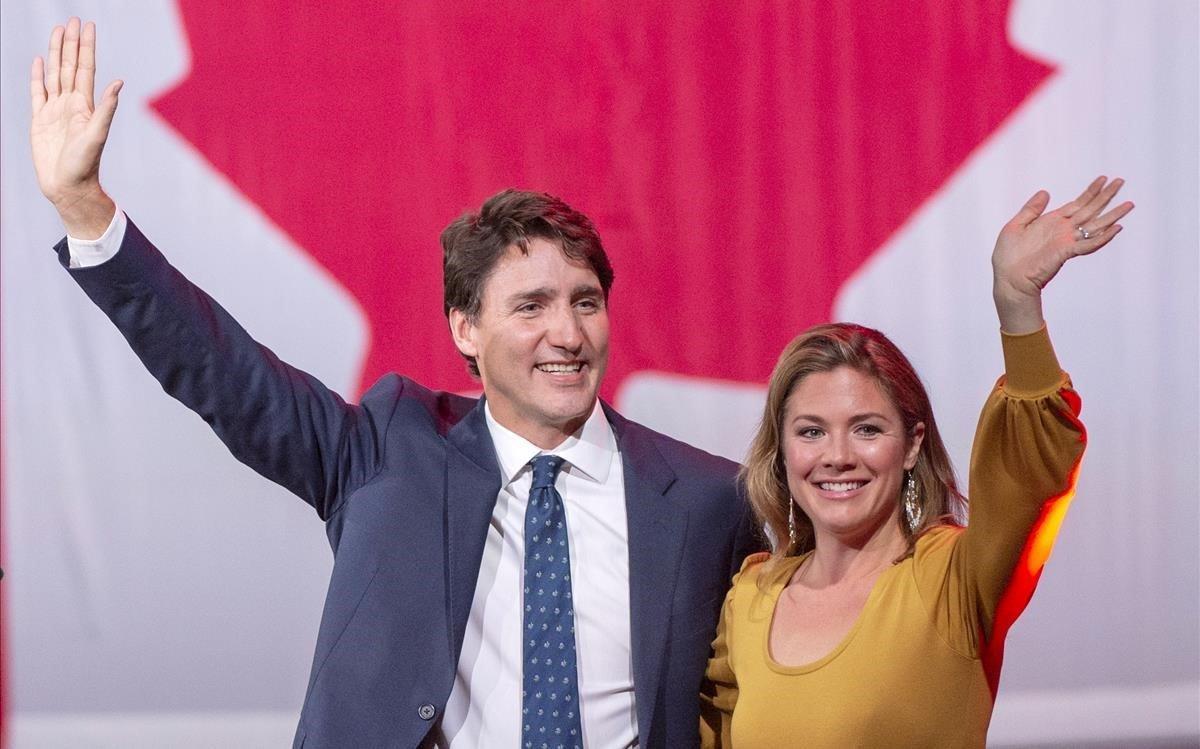 zentauroepp50517818 liberal leader justin trudeau celebrates with his wife  soph191022142510