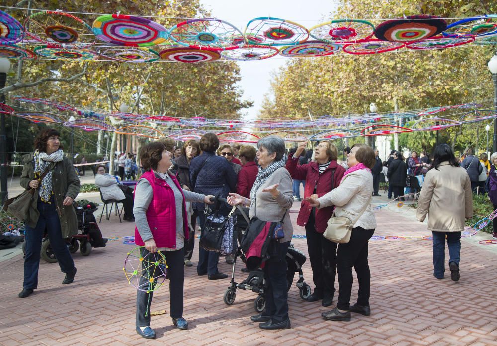 Castelló cubre el Passadís de les Arts con mandalas de lana