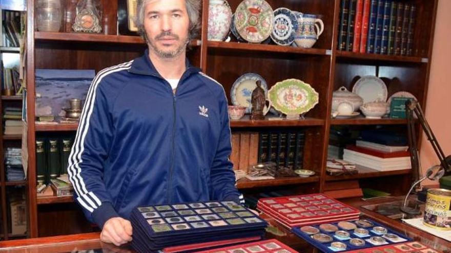 Rogelio Torres Hermida, ayer, en su tienda Numismática Sarmiento, ubicada en el centro histórico.  // R.V.