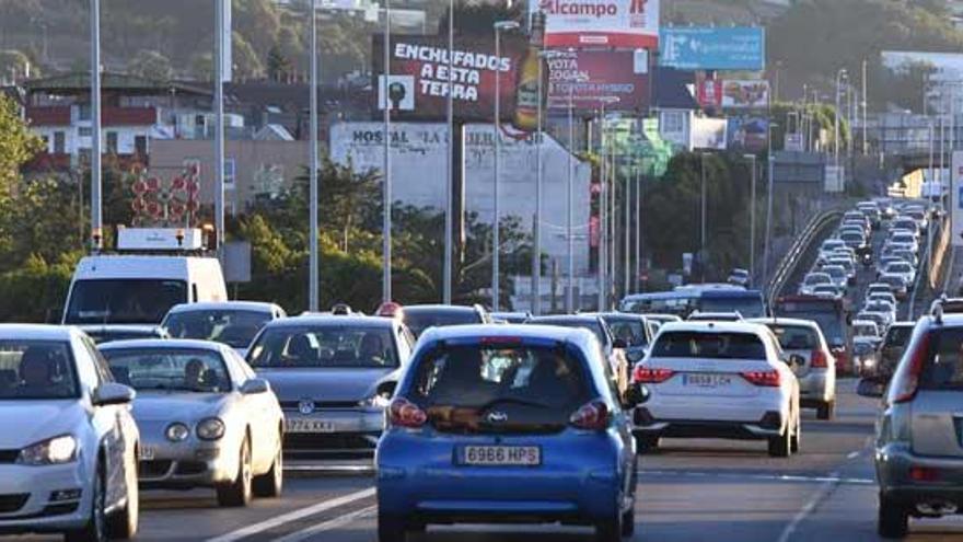 Vehículos cruzan el puente de A Pasaxe.