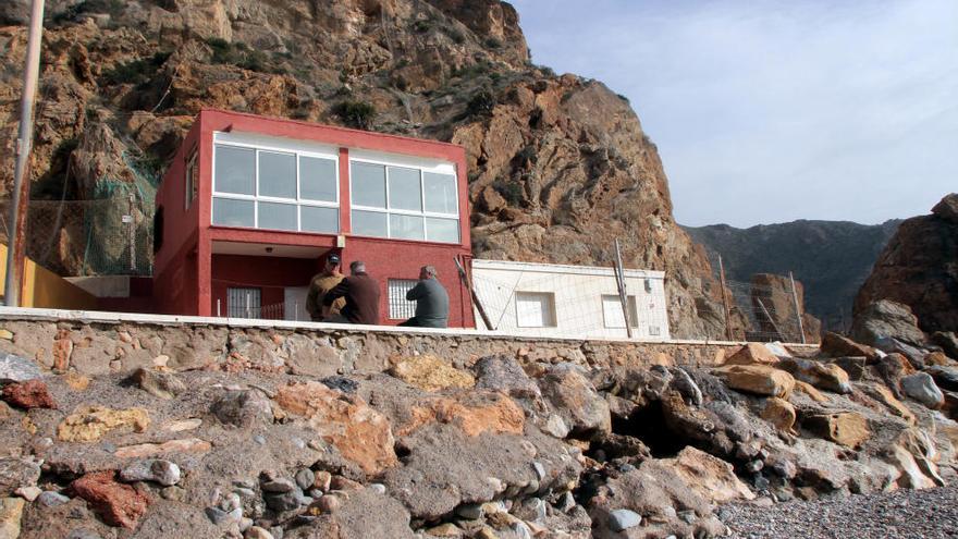 La acción del agua ha eliminado parte del paseo marítimo y amenaza a las viviendas.